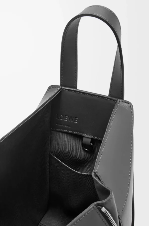 1b9235e6b4ccbb0f7fc5086baab6a011-scaled-1.webp Compact Hammock bag in satin calfskin