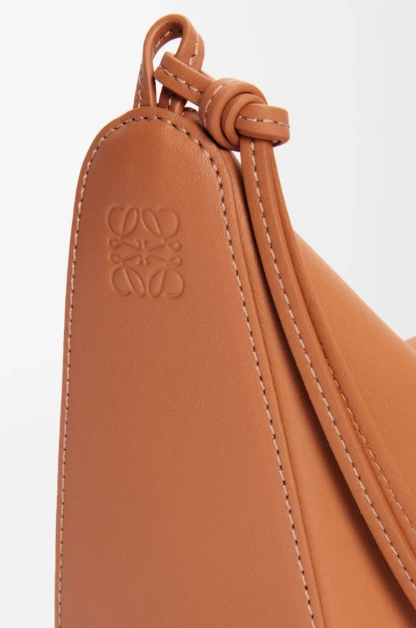 3fe3545b4994f55912e24eaa287fc6b3-scaled-1.webp Mini Hammock hobo in classic calfskin