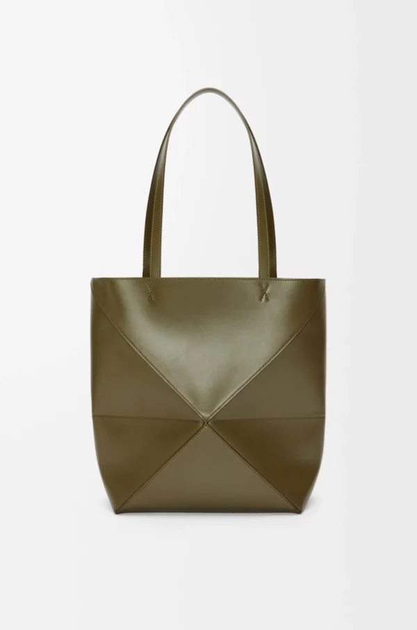 4a2fb03c11ee73bc7964dd1d59c97eb2-scaled-1.webp Medium Puzzle Fold tote in shiny calfskin