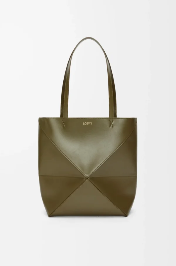 75dd7ae94d5aac504f457911cc40744a-scaled-1.webp Medium Puzzle Fold tote in shiny calfskin