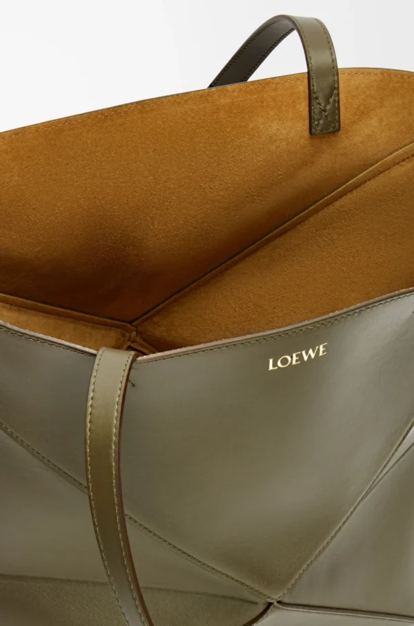 9a17d4b0d148c687ada2025e4fe6ed16-scaled-1.webp Medium Puzzle Fold tote in shiny calfskin