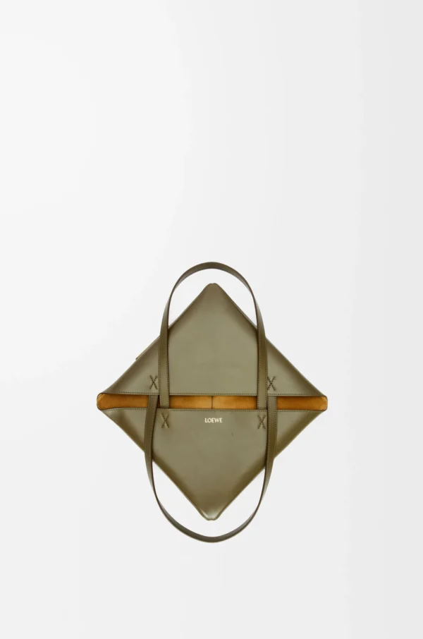 e6ed65f8033add302cd902a8795fd6ff-scaled-1.webp Medium Puzzle Fold tote in shiny calfskin