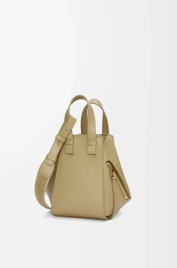 ffe8d1bd8ac2bb7f9eafe7972b14faf5-scaled-1.webp Compact Hammock bag in satin calfskin